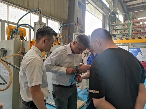 Últimos blogs de la empresa sobre El cliente de Dubai visitó la fábrica de Xinwei