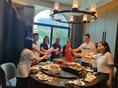 Últimos blogs de la empresa sobre El cliente brasileño visitó la fábrica de Xinwei